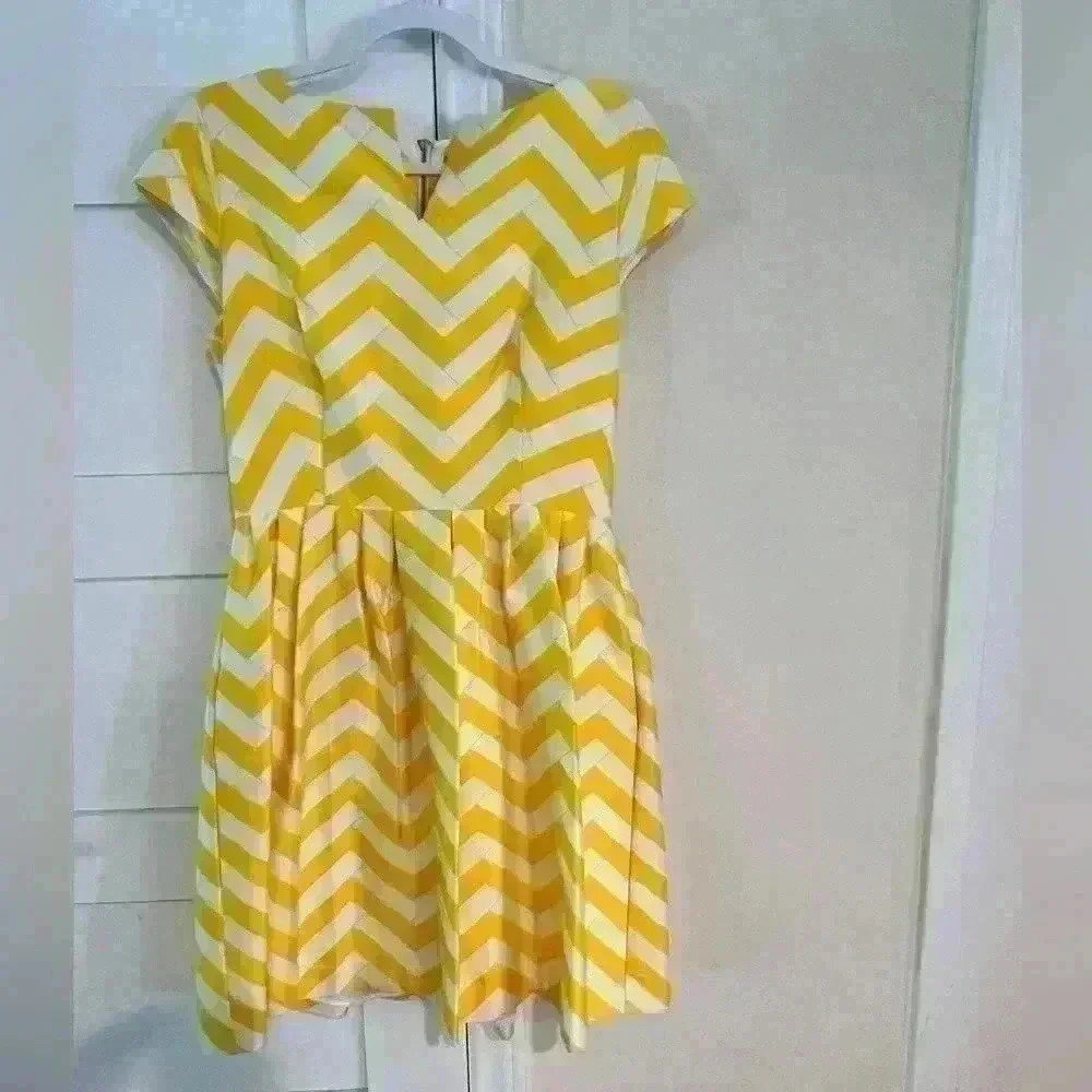 Elizabeth McKay Yellow and White Striped Short Sleeve Dress with Pockets- Size 8